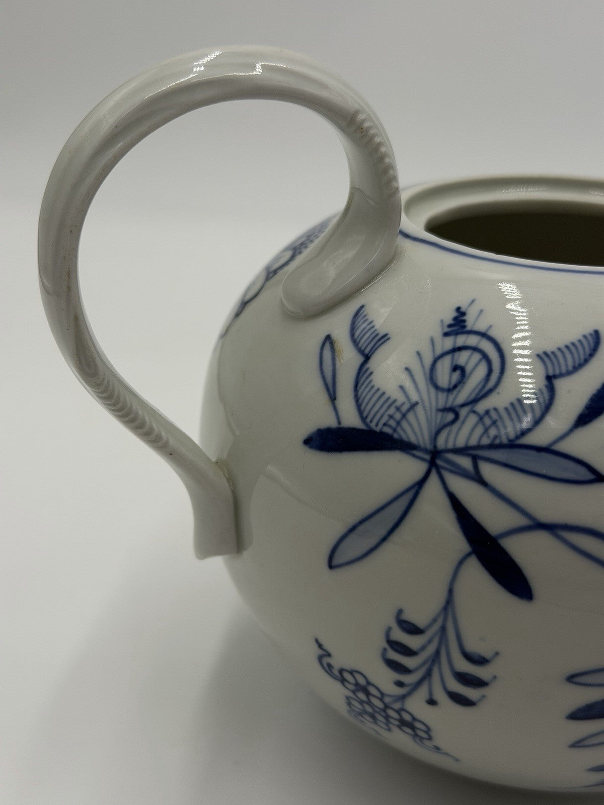 Antique Meissen Porcelain Blue Onion Teapot & Saucer Pot Germany Flower Lid