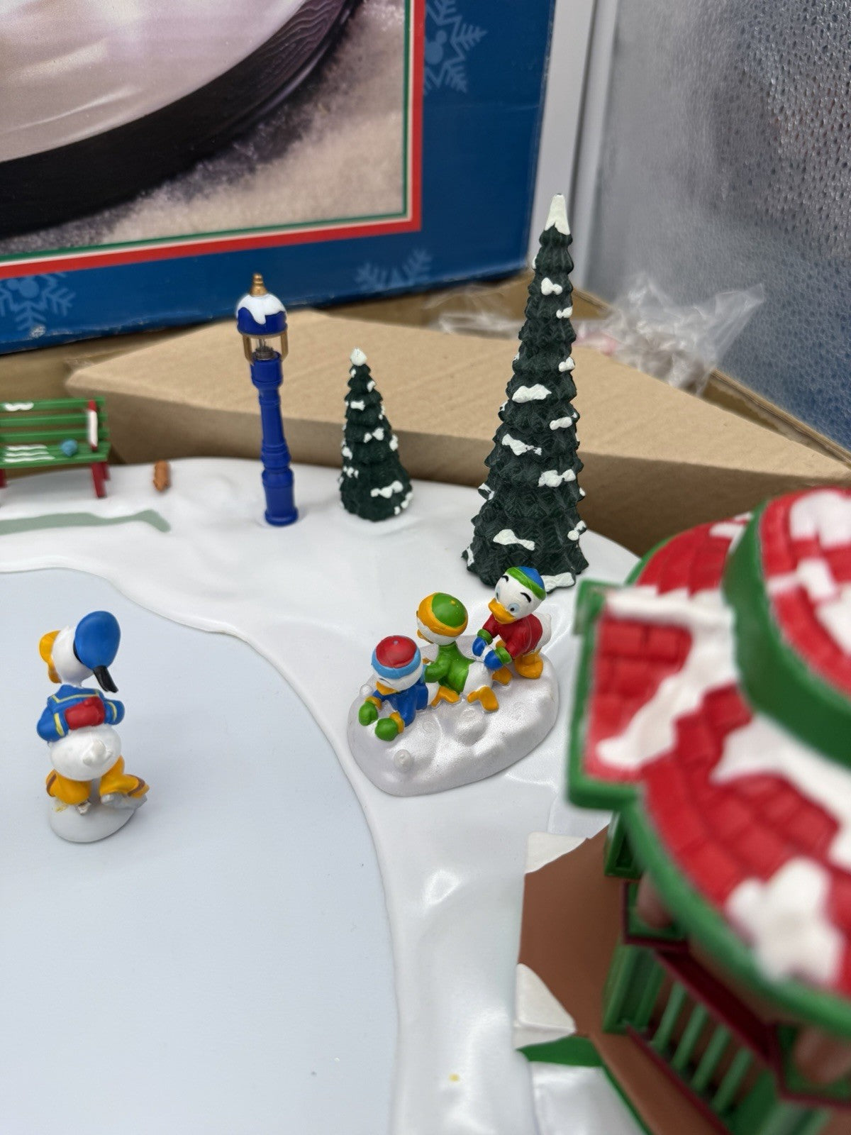 Mr Christmas 1996 Disney Mickeys Holiday Skaters Ice Skating Pond Rink Complete