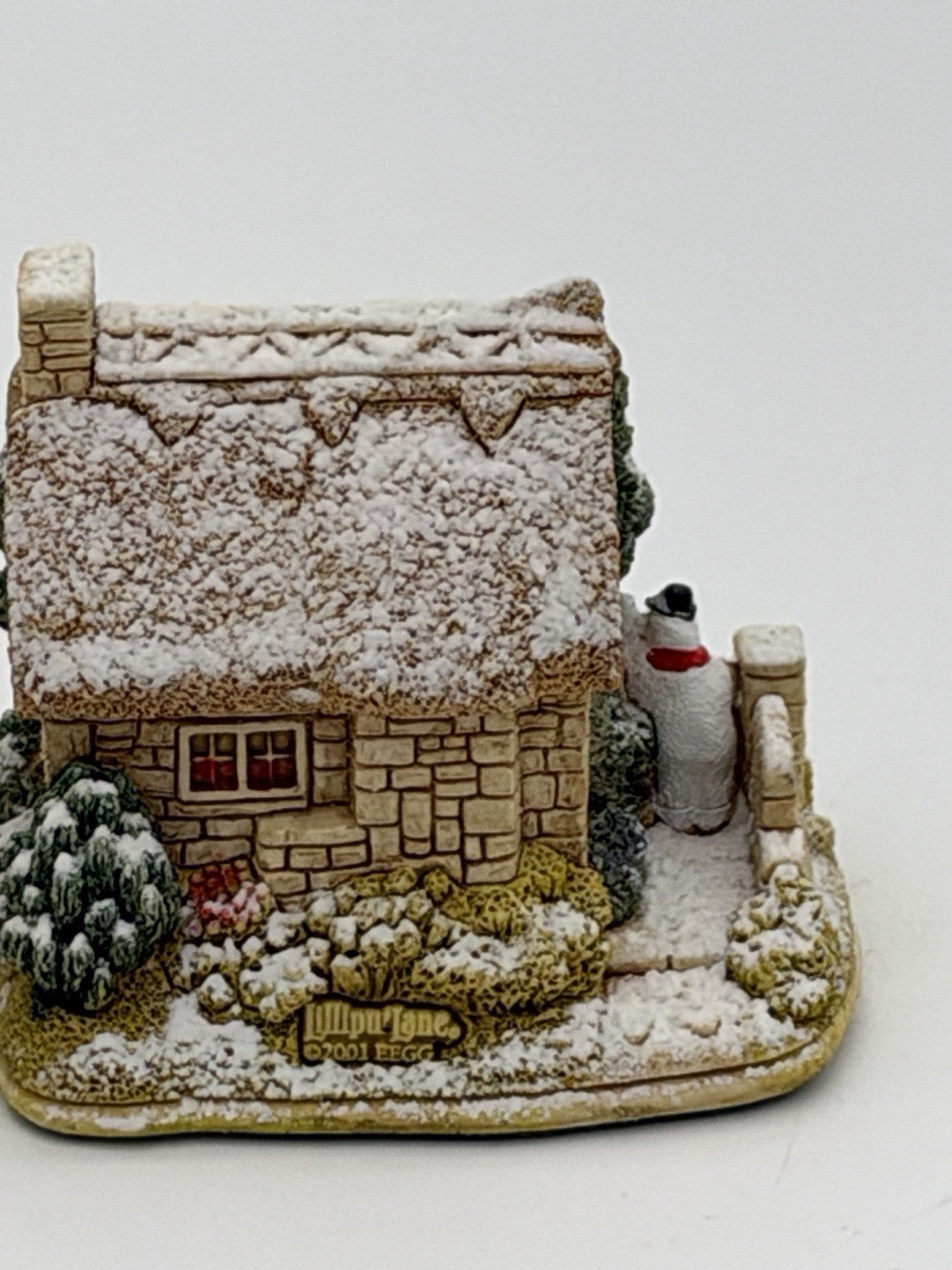 Lilliput Lane Winter Warmer cottage Ice to Meet You 2001 England Figurines 2”