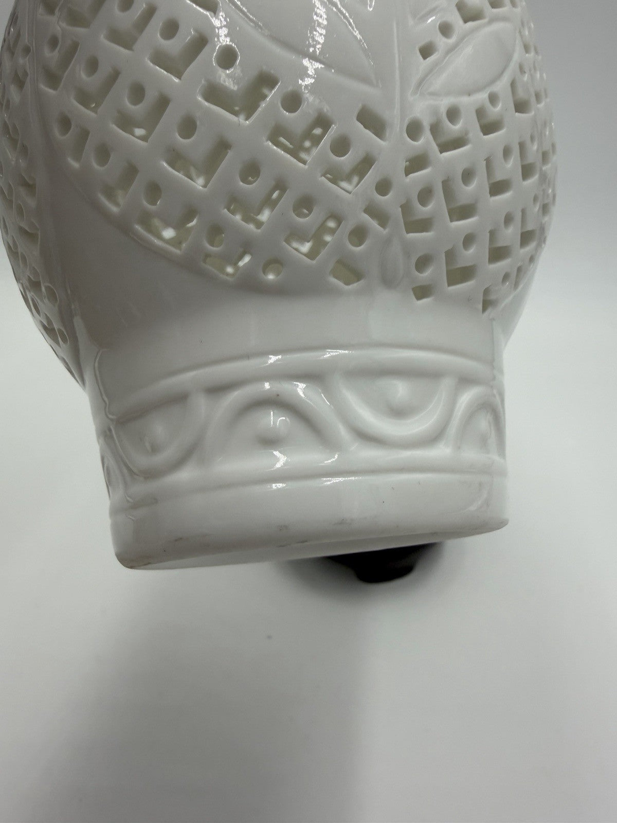 Chinese BLANC DE CHINE Dehua White Porcelain Reticulated Filigree Lattice Vase