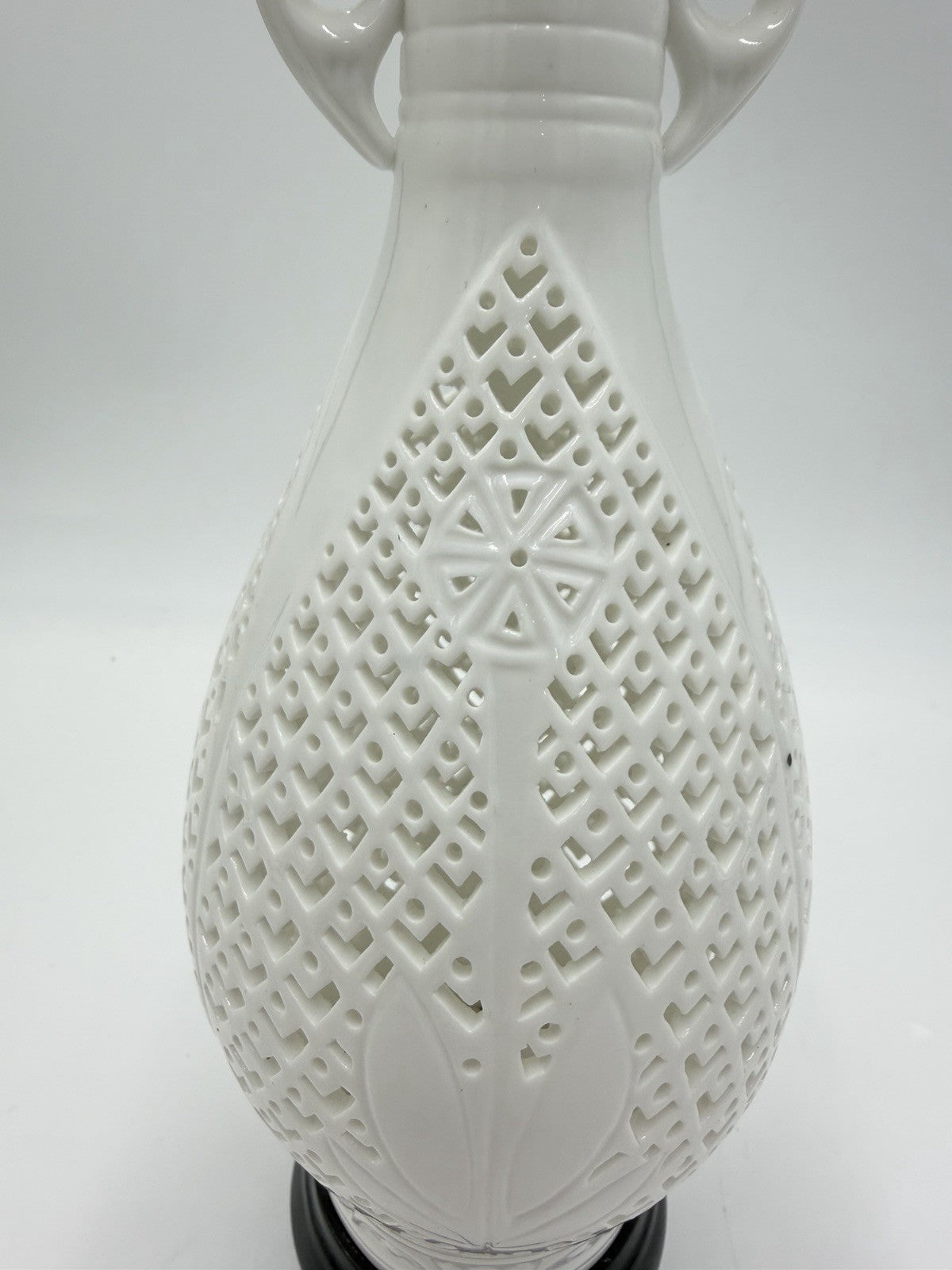 Chinese BLANC DE CHINE Dehua White Porcelain Reticulated Filigree Lattice Vase