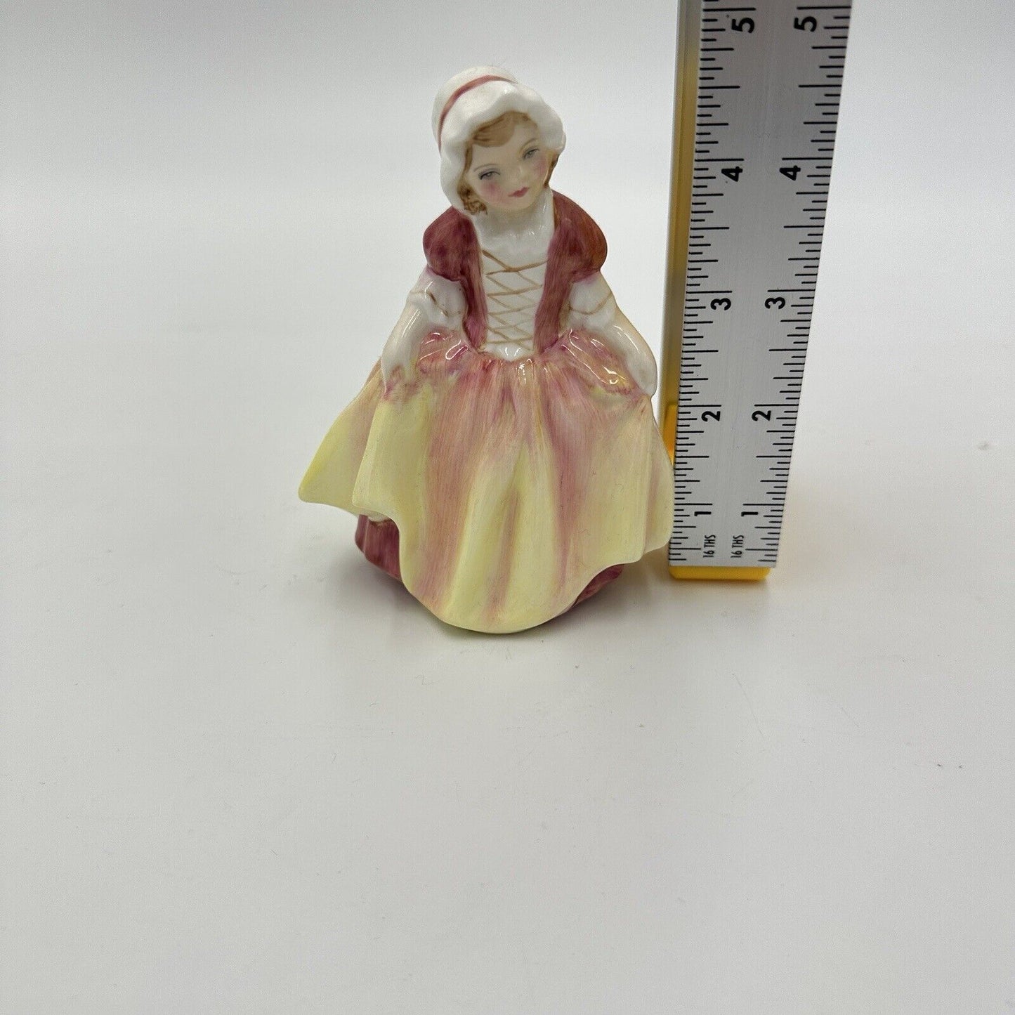 Royal Doulton Figurine Dinky Do England HN2120 Handpainted Porcelain Decor Home