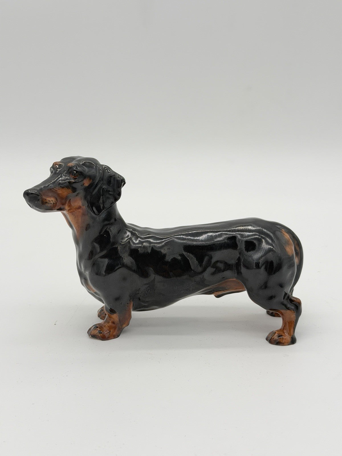 Royal Doulton England Porcelain HN1120 Dachshund Dog Figurine 4”x6” Mint