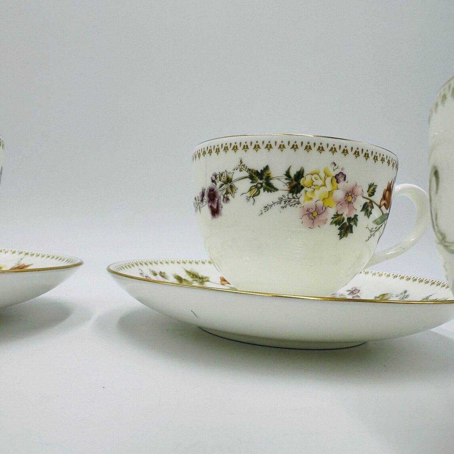 Wedgwood 4 Teacups & Two Saucers Mirabelle R4537 Floral Bone China England