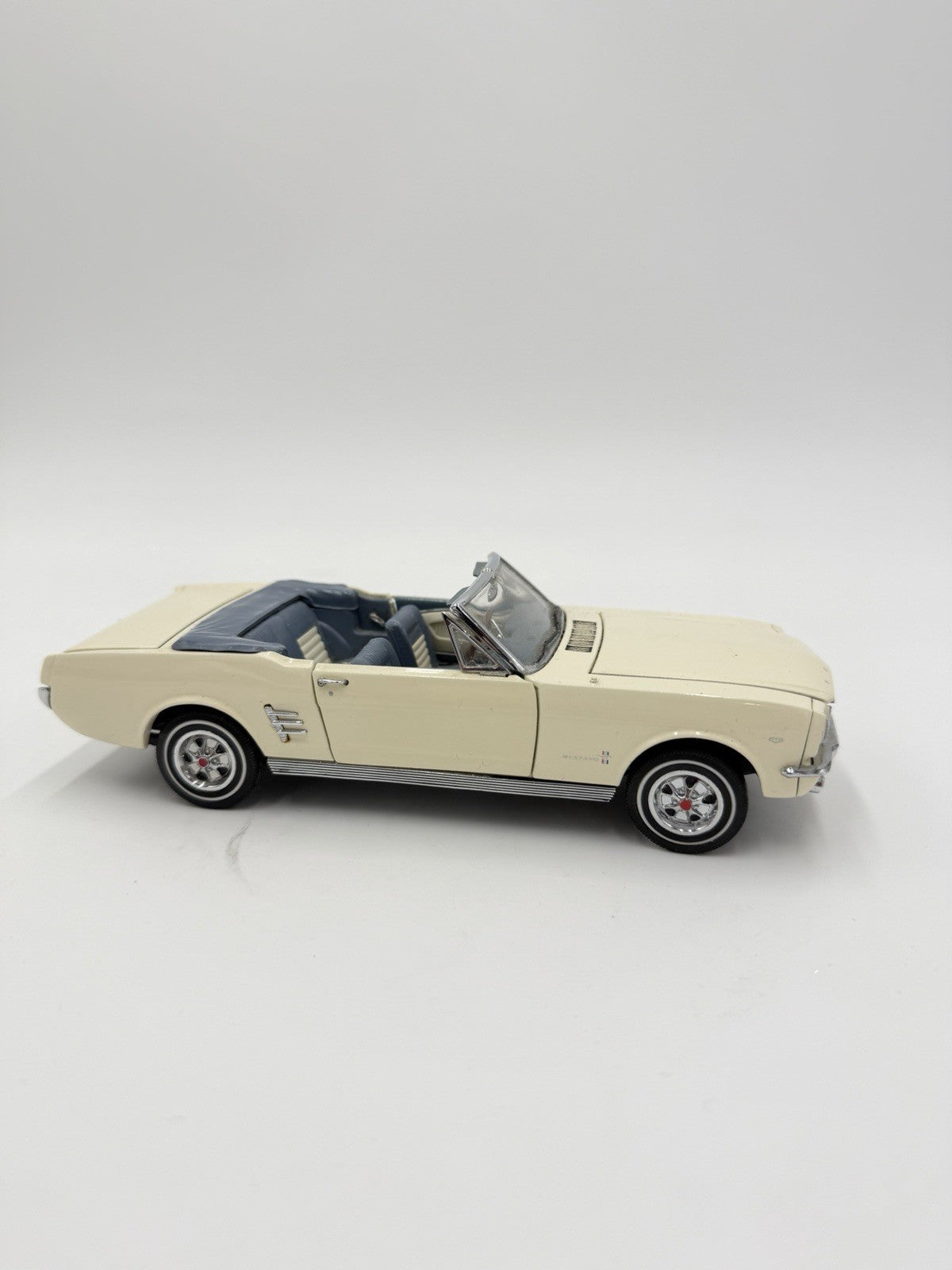 DANBURY MINT 1966 Ford Mustang Convertible 1/24 Diecast Metal Car  Beige