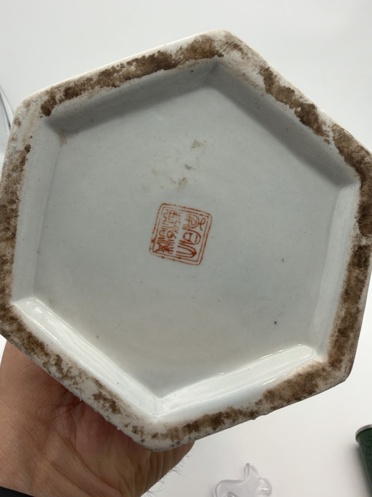 Antique Chinese hexagonal brush Porcelain Da Qing Tongzhi Nian Zhi Peaches Vase