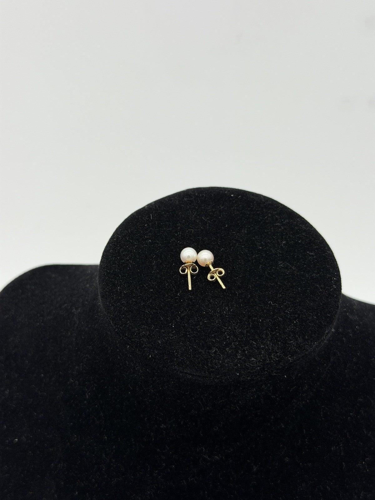18k Yellow Gold Akoya White Pearl Round Stud Earrings 0.9g Vintage Pair