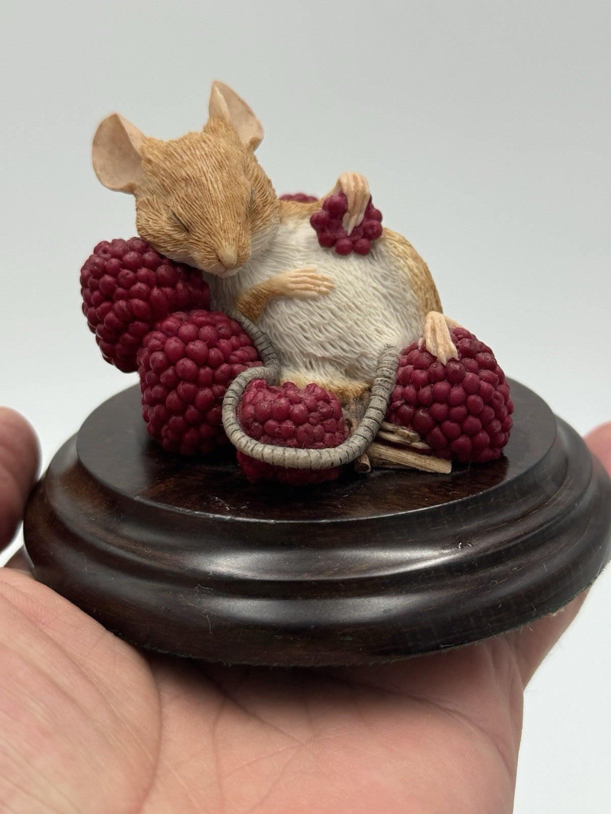 Country Artists England Mouse Berries Figurine 1990 Wooden Base Rare