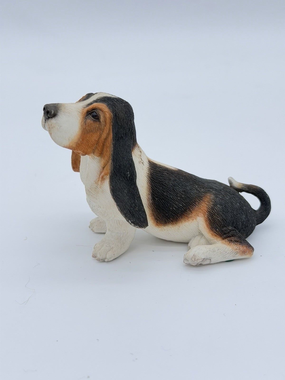COUNTRY ARTISTS Bassett Hound Puppy Sitting Dog Figurine Resin Painted 2000