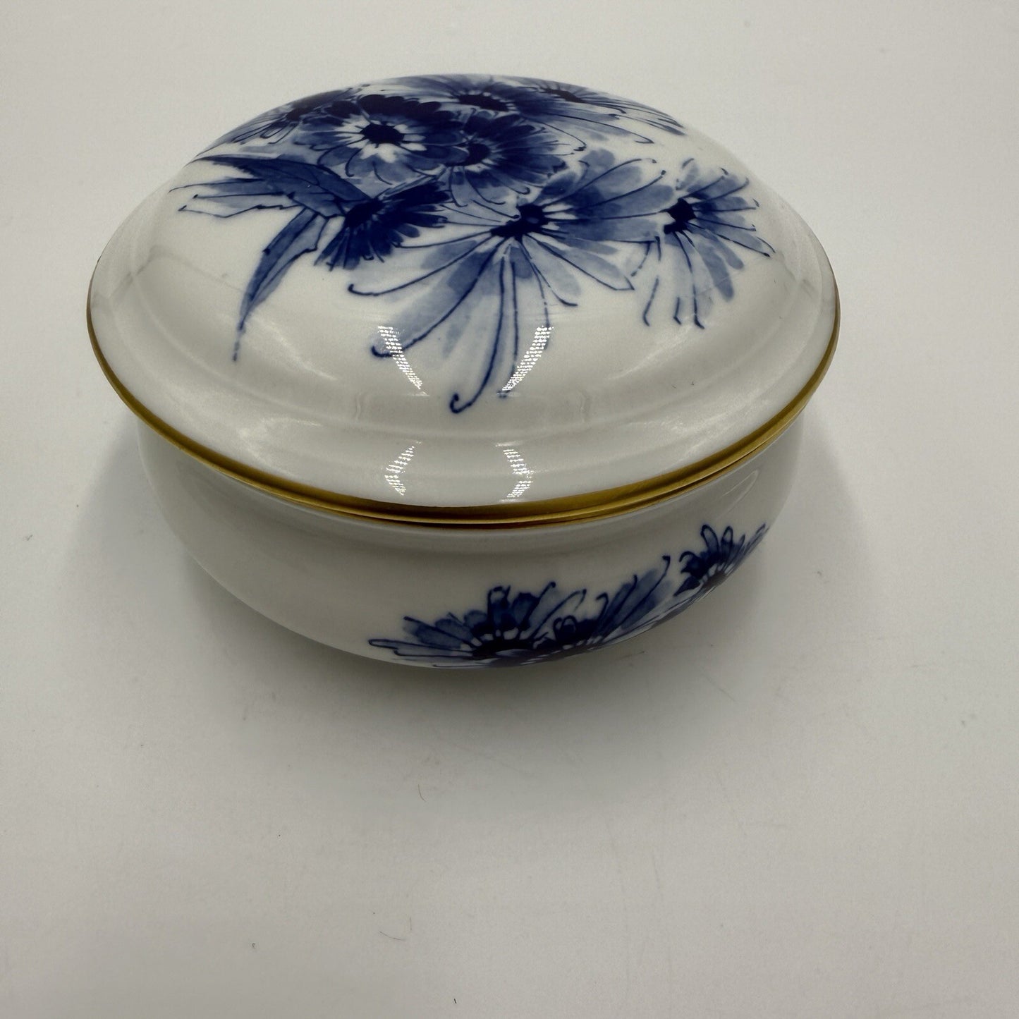 Rare 19th Meissen Porcelain Blue Daisies Trinket Box Porcelain White/blue German