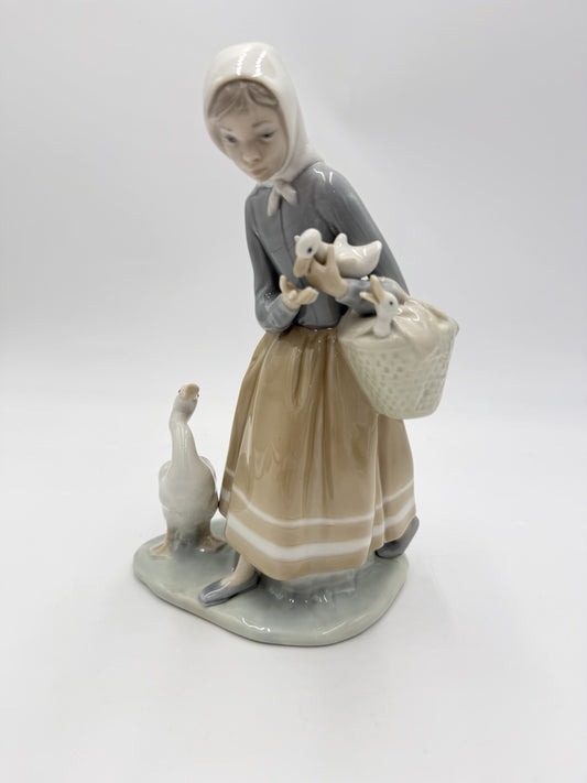 Lladro Spain Porcelain  Girl W/ Geese Retired By Vicente Martinez 9" Figurine