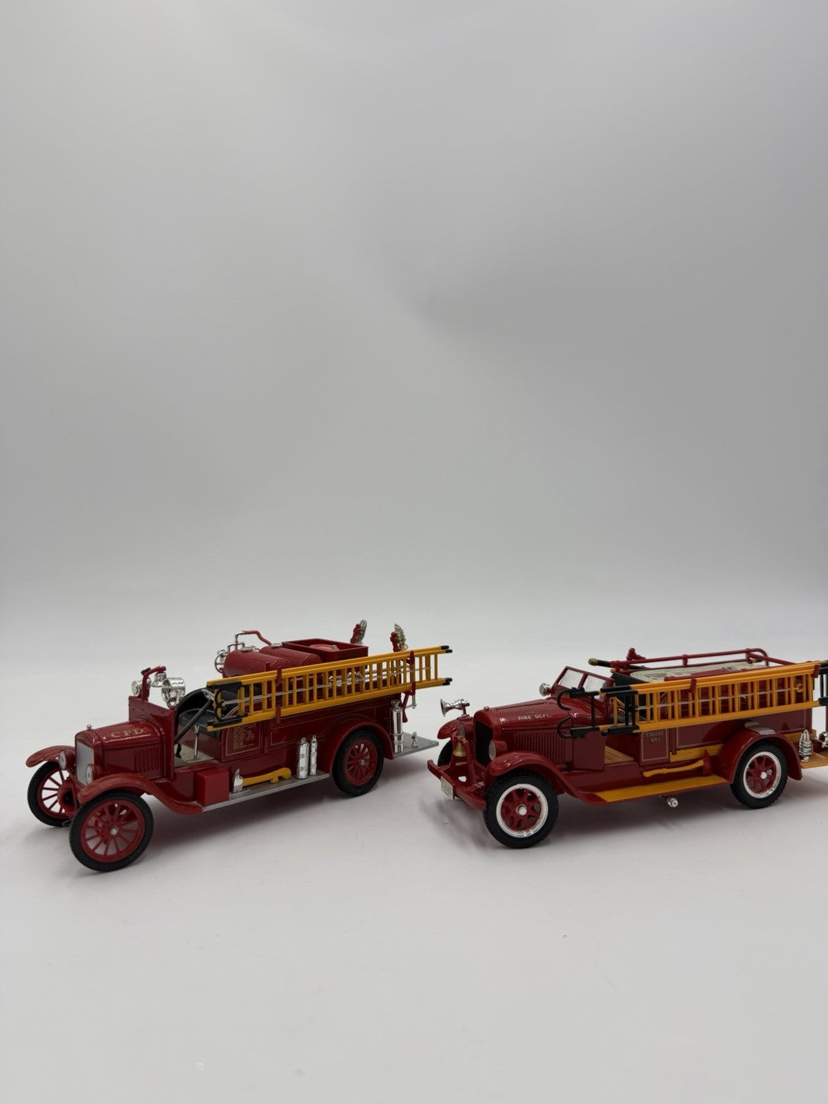 Signature Models 1928 DieCast REO Fire Engine Red 1/32 &Chicago Fire dept 2 Pcs