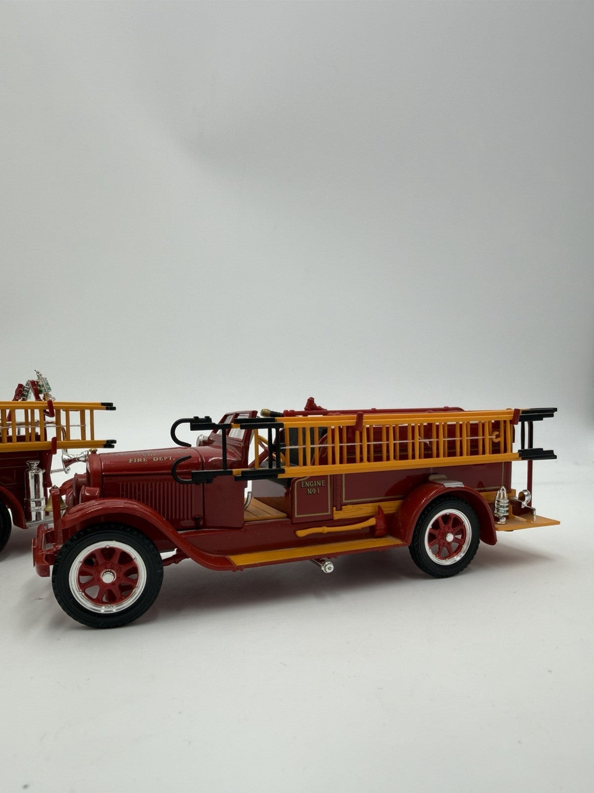Signature Models 1928 DieCast REO Fire Engine Red 1/32 &Chicago Fire dept 2 Pcs