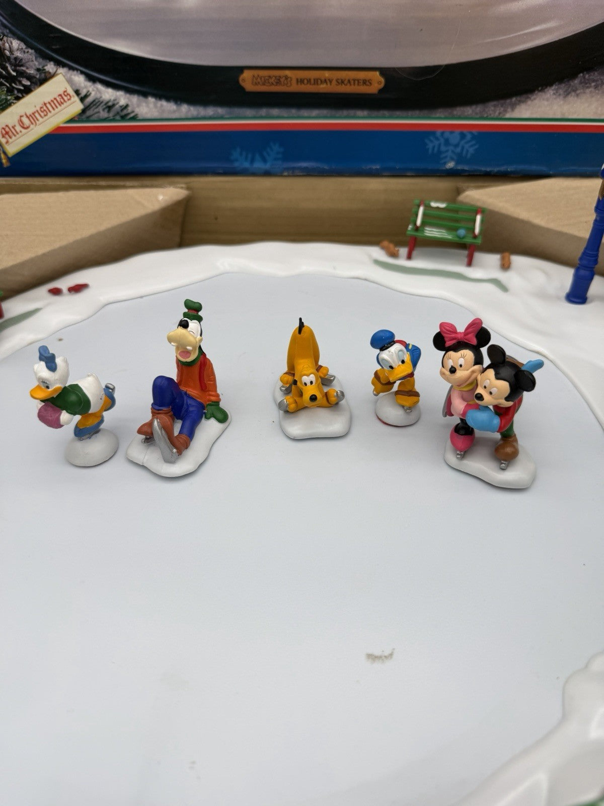 Mr Christmas 1996 Disney Mickeys Holiday Skaters Ice Skating Pond Rink Complete