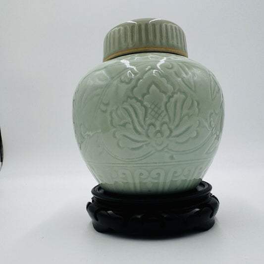 Qing Dynasty Chinese Celadon marked Qing Glazed Jar with Lid Ancient Pottery