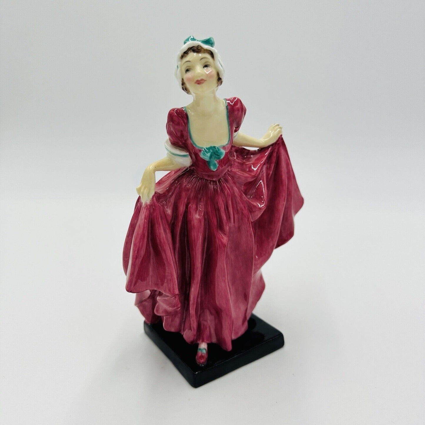 Royal Doulton Lady Delight HN 1772 Figurine Hand Painted Porcelain England Decor