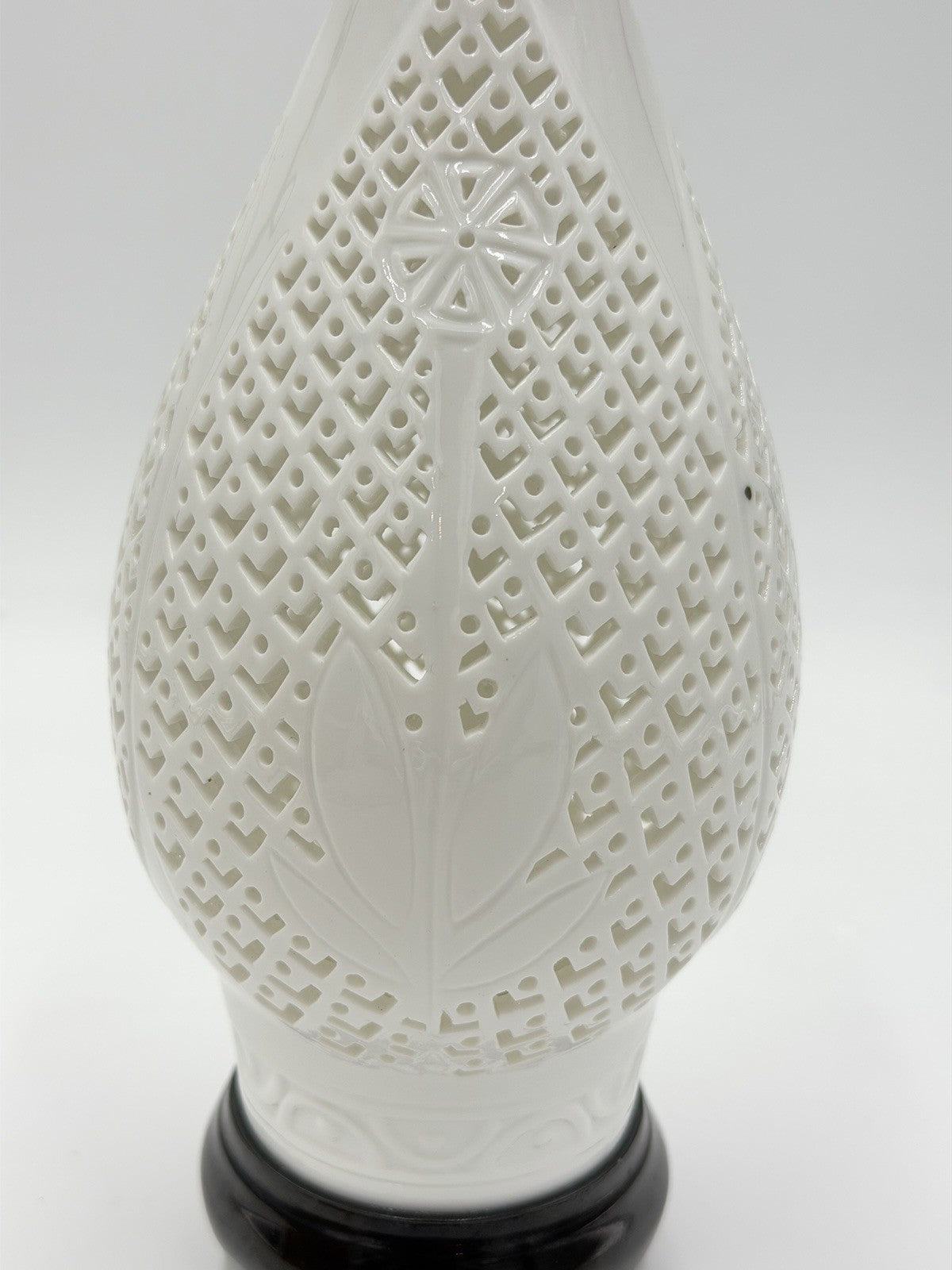 Chinese BLANC DE CHINE Dehua White Porcelain Reticulated Filigree Lattice Vase