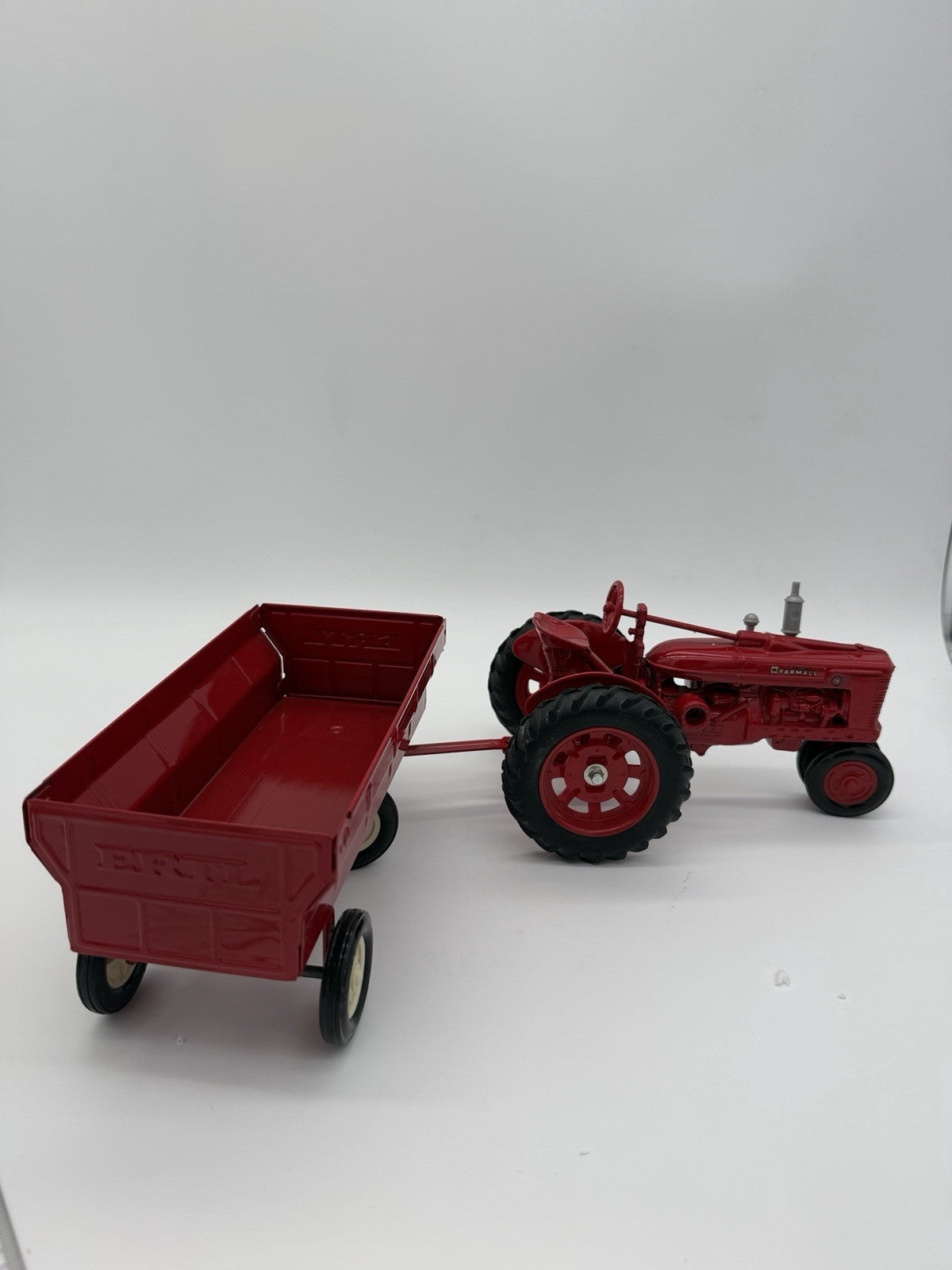 Ertl Farmall Super H 1/16 Diecast Farm Tractor 1988 Toy Diecast Red Wagon #2322