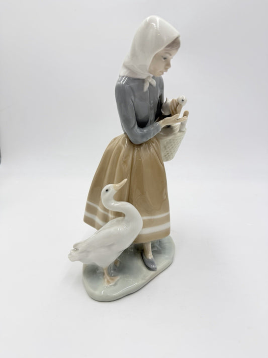 Lladro Spain Porcelain  Girl W/ Geese Retired By Vicente Martinez 9" Figurine