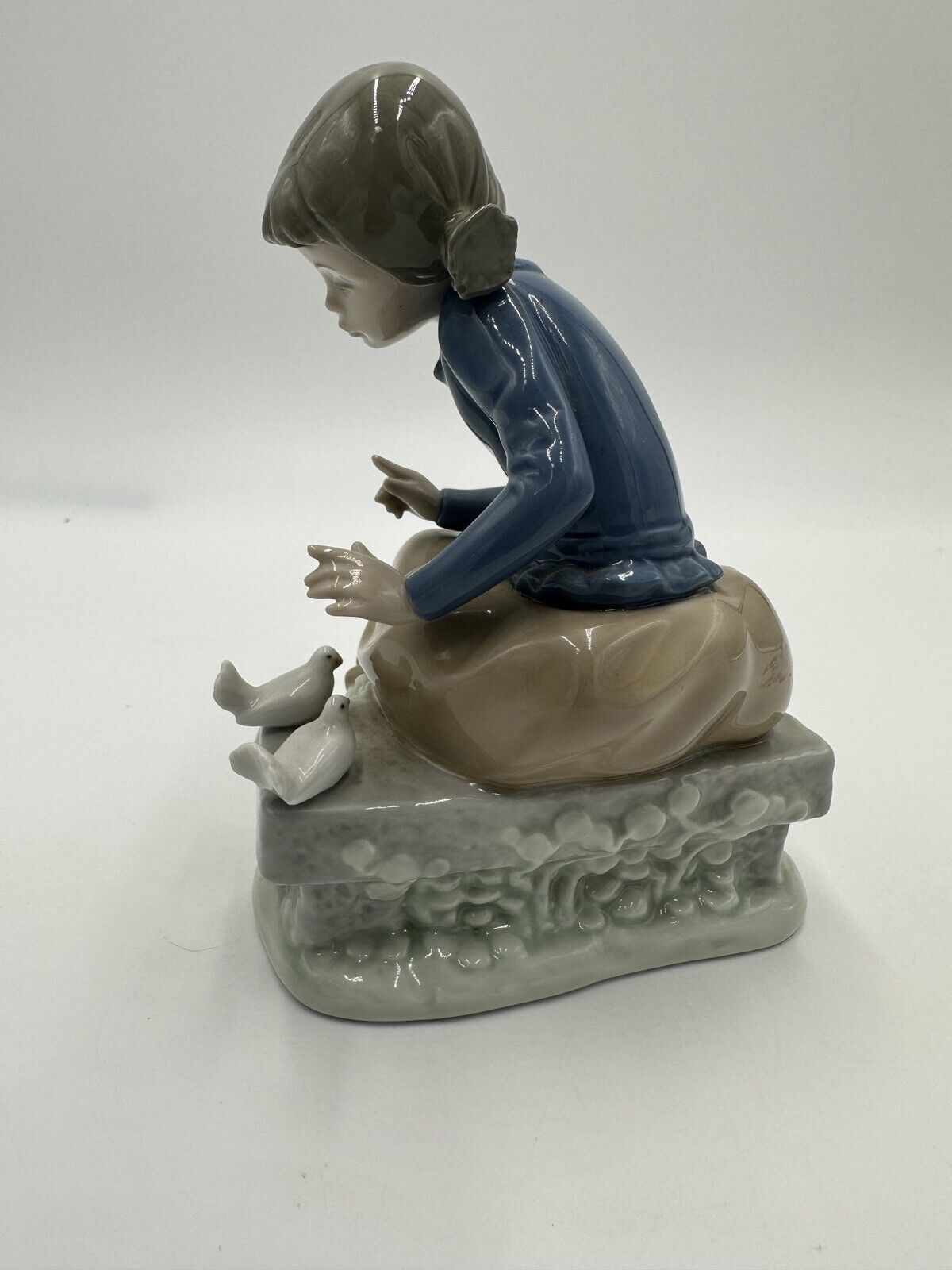 Nao Lladro Spain  Figurine Seated Girl w/ Doves Daisa Porcelain Ever So Gently