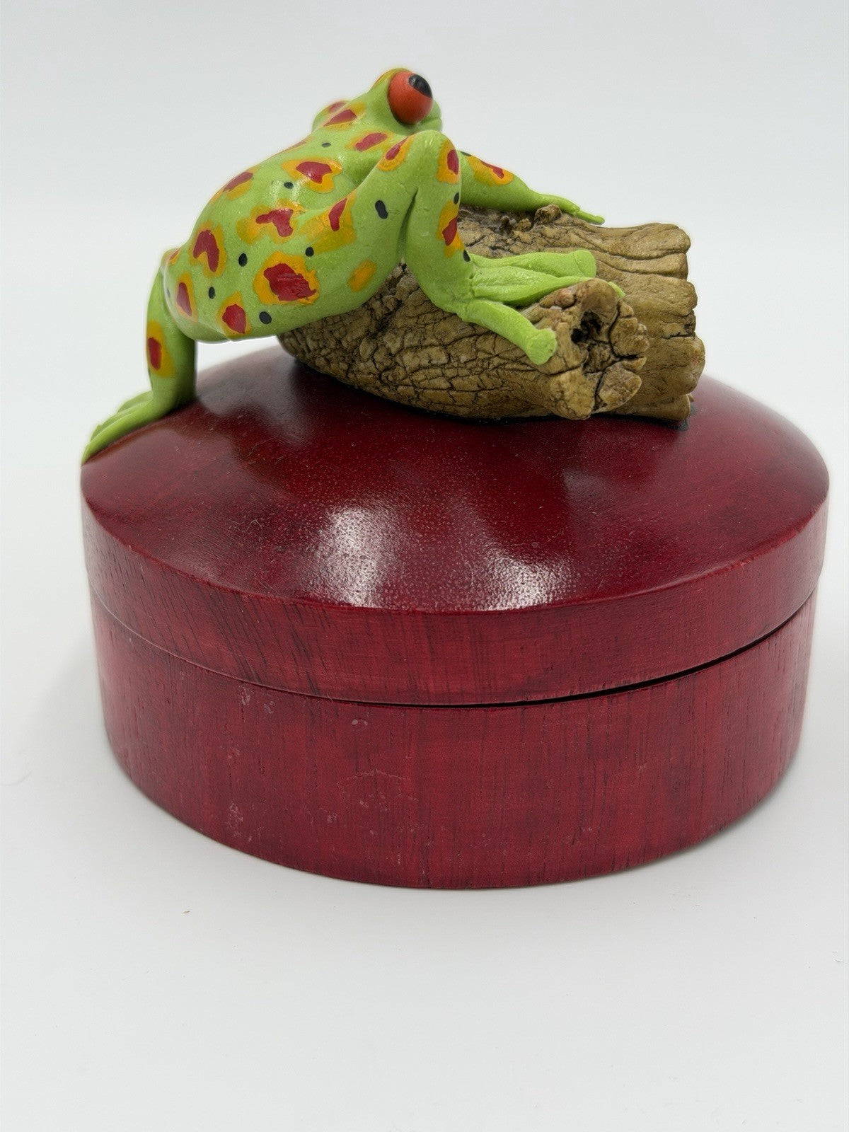 Folk Art Wood Trinket Box Green Tree Frog Resting on Log Round Jewelry Box