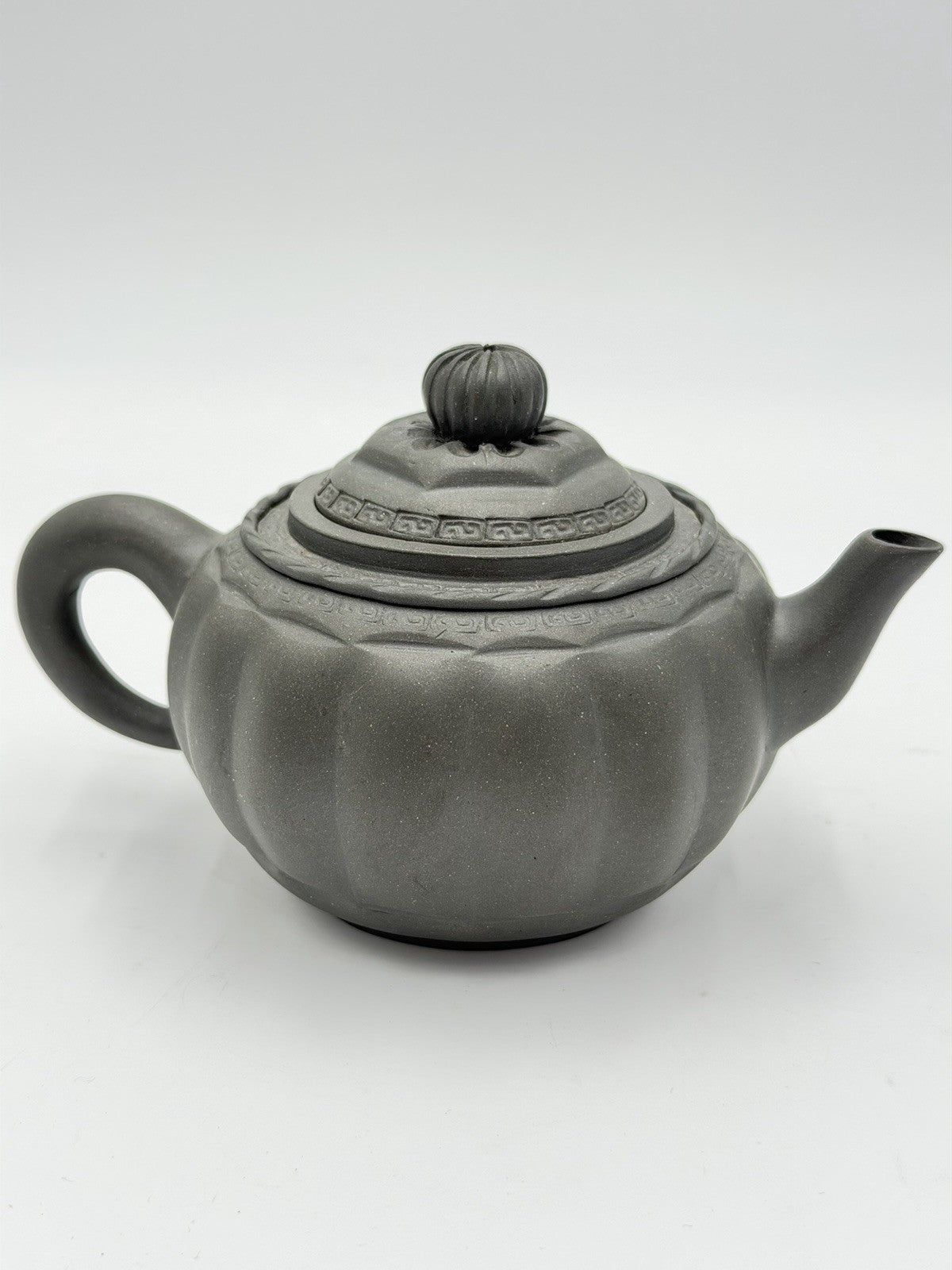 Chinese Yixing zisha clay teapot with ribbed pumpkin body & decorative lid Vtg