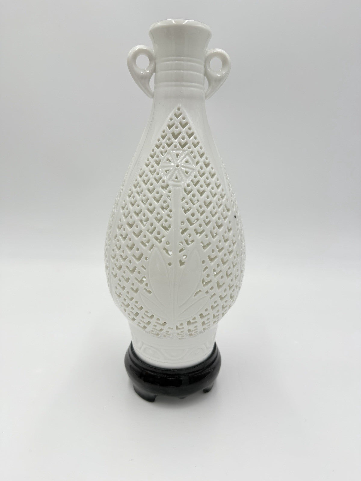 Chinese BLANC DE CHINE Dehua White Porcelain Reticulated Filigree Lattice Vase