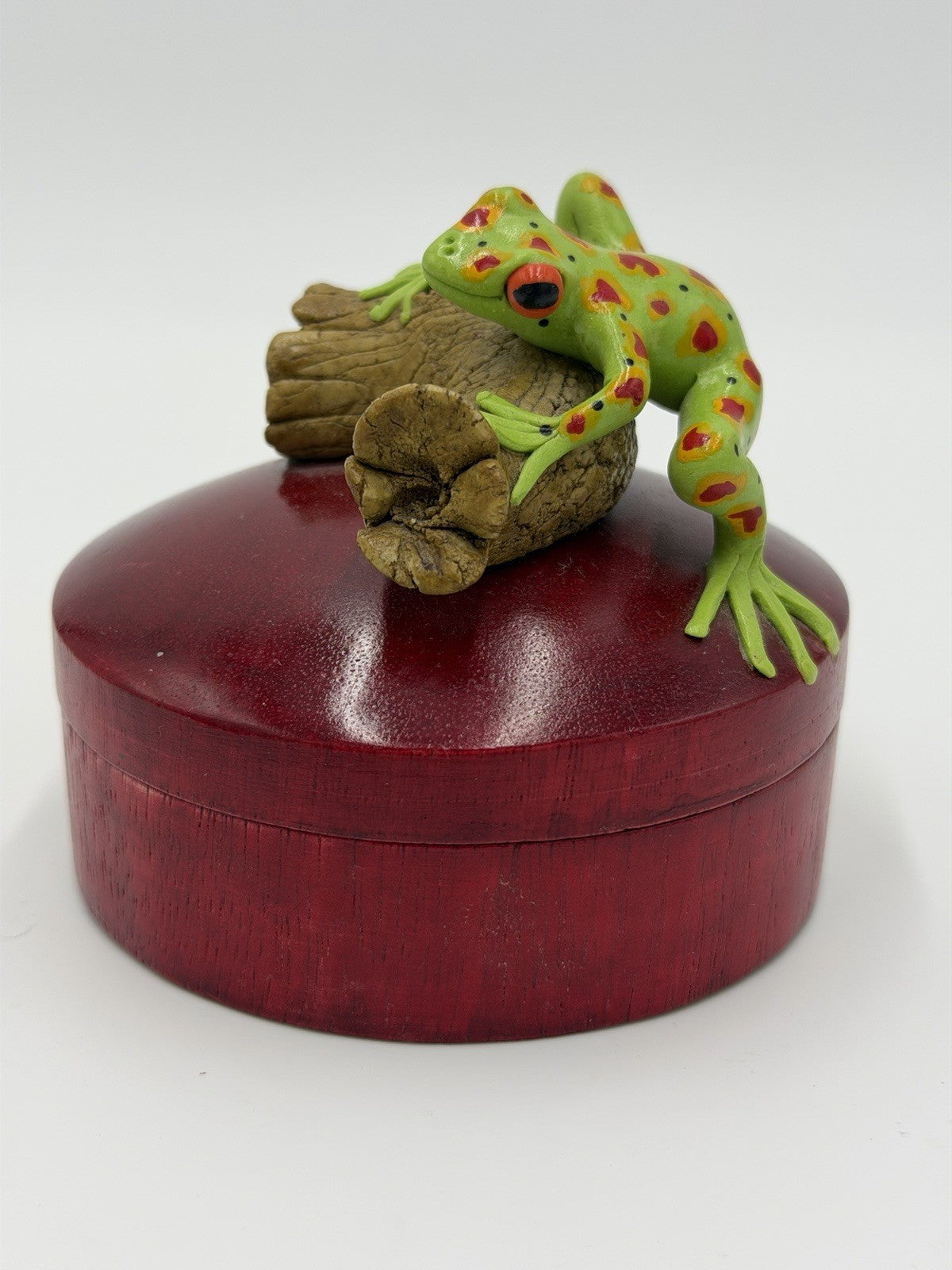 Folk Art Wood Trinket Box Green Tree Frog Resting on Log Round Jewelry Box