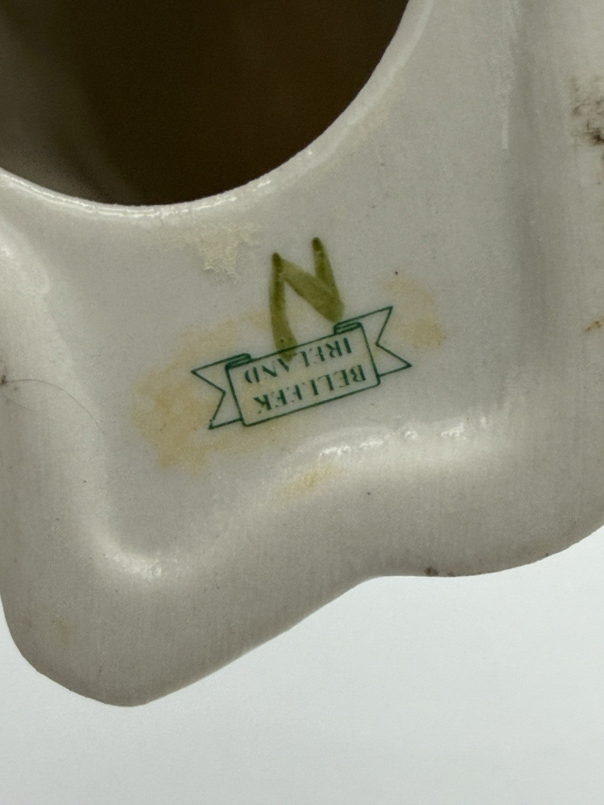 Belleek Irish Art Pottery Quizzical Cat Kitty Figurine Shamrocks 4” Porcelain