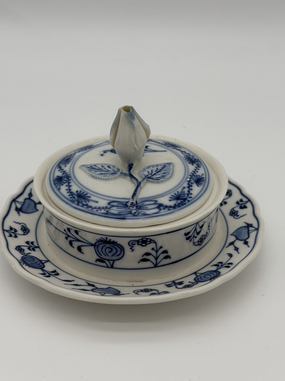 Meissen Porcelain Blue Onion Covered Round Butter Dish Rose Top Germany