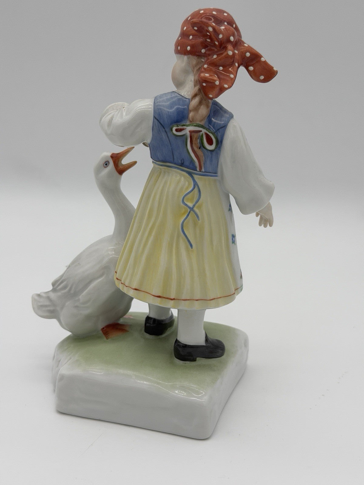 Herend Hungary Girl Feed Goose Hand Painted Porcelain Figurine #5565 Vintage