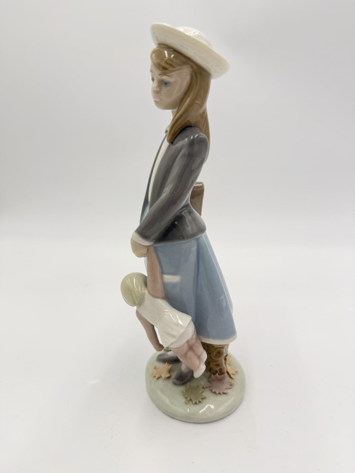 Lladro Spain Porcelain Retired Autumn Girl # 5218 Figurine With Doll & Leaves 8”