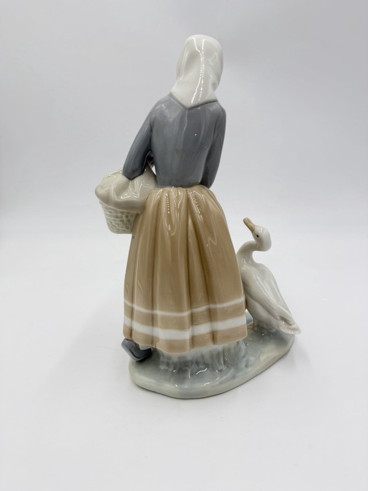 Lladro Spain Porcelain  Girl W/ Geese Retired By Vicente Martinez 9" Figurine