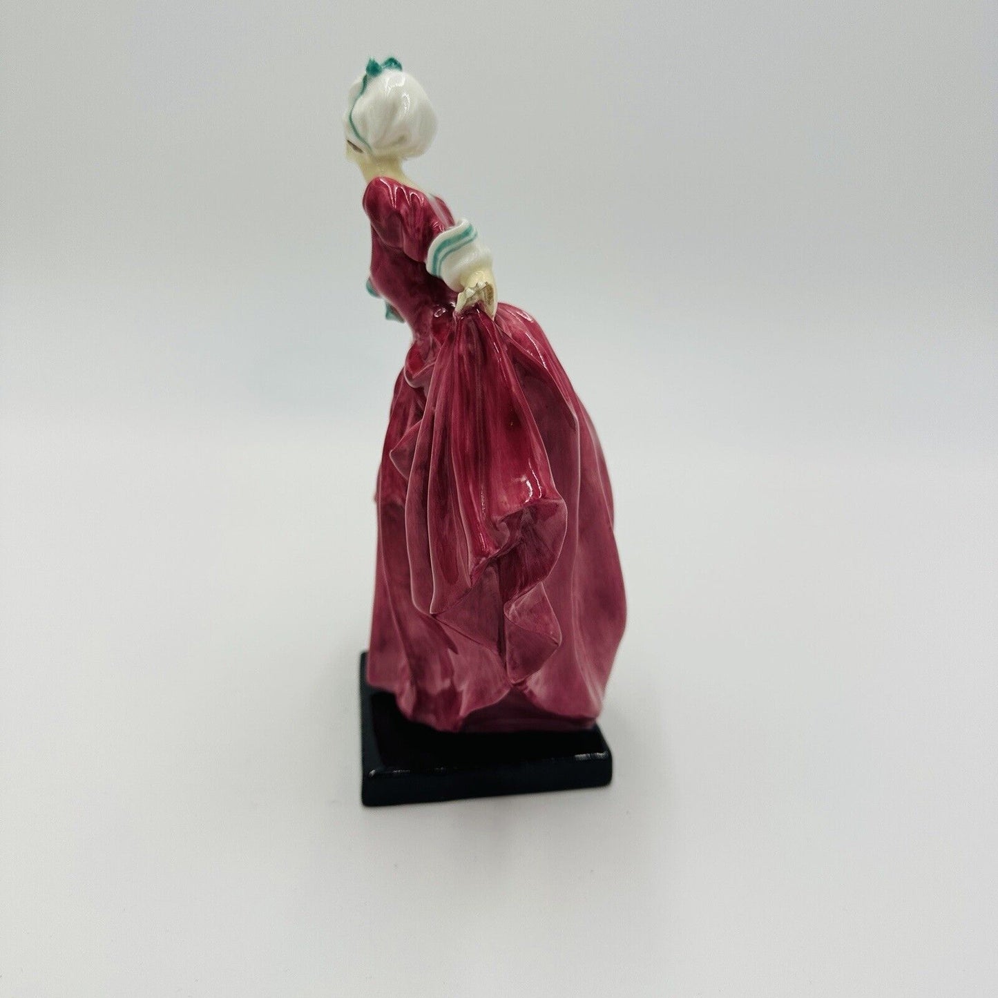 Royal Doulton Lady Delight HN 1772 Figurine Hand Painted Porcelain England Decor