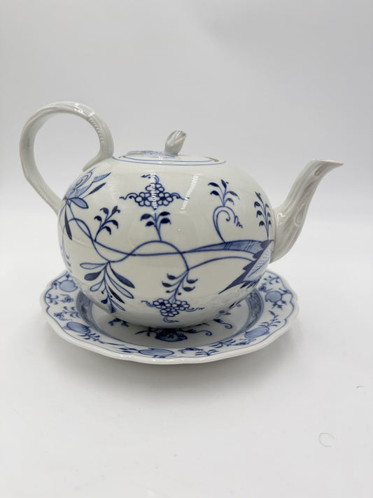 Antique Meissen Porcelain Blue Onion Teapot & Saucer Pot Germany Flower Lid