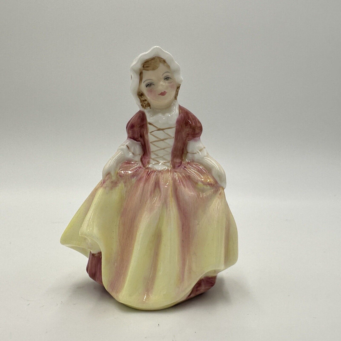 Royal Doulton Figurine Dinky Do England HN2120 Handpainted Porcelain Decor Home