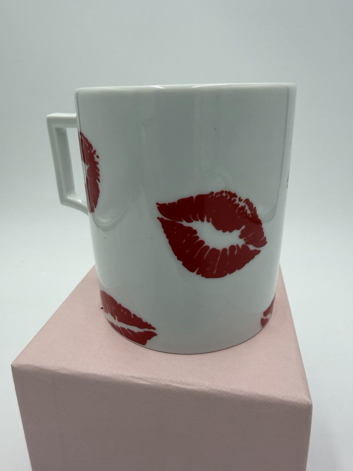 New Meissen Porcelain Germany Berlin Kisses Coffee Mug 3.5”H Box