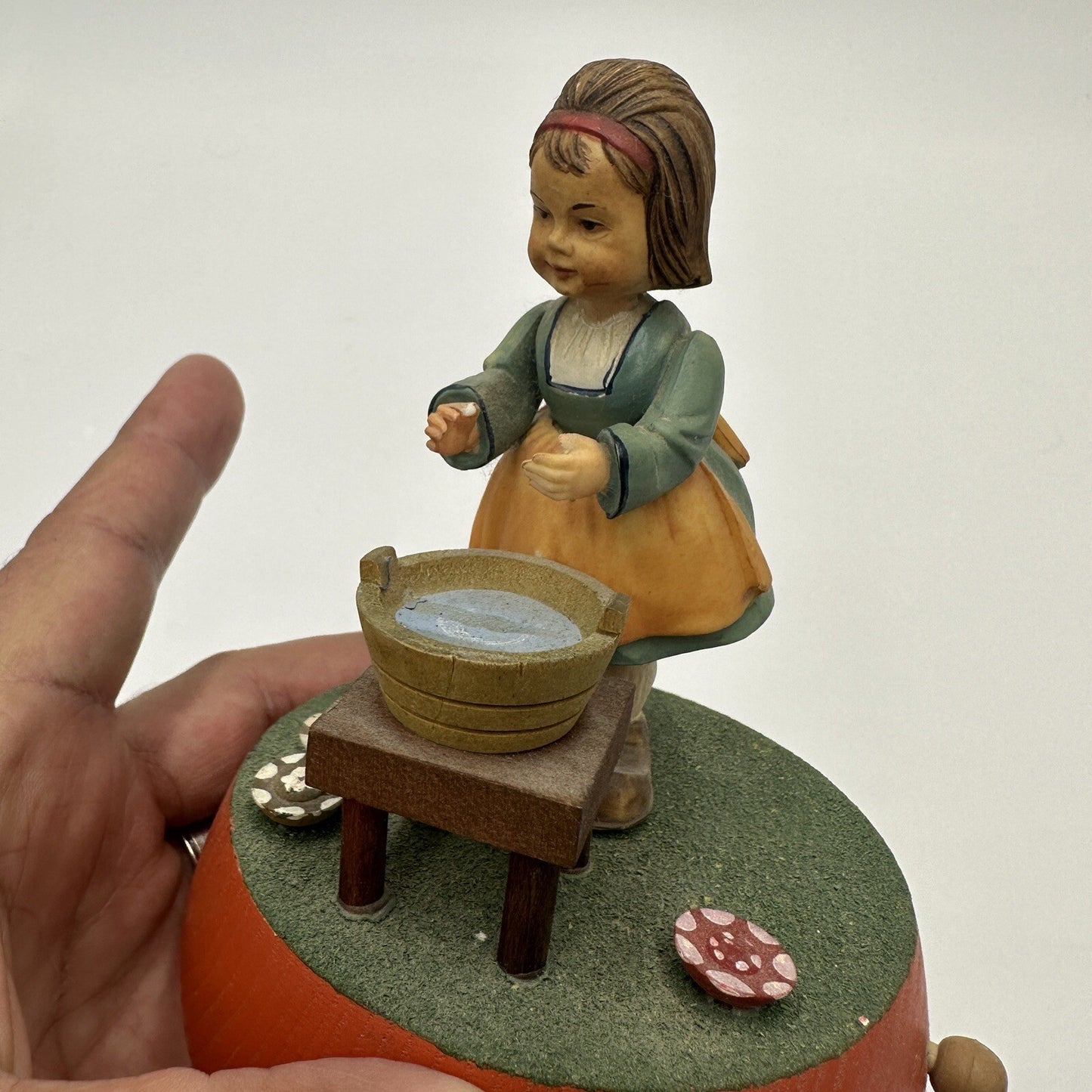 Anri Music Box Plays Raindrops Keep Falling On My Head Girl Washing Laundry