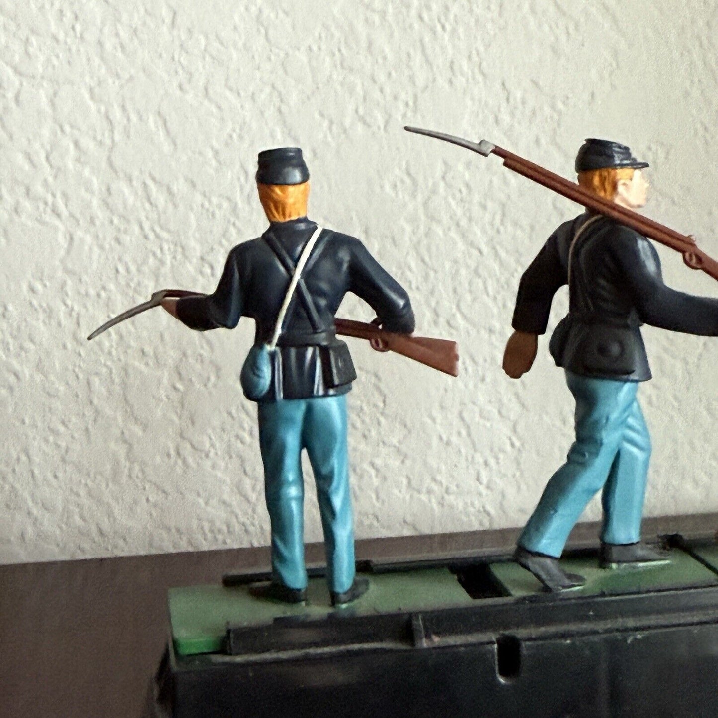 Vintage Blue Box Toys Metal Soldiers Figurines 4 Pieces Set With Stand