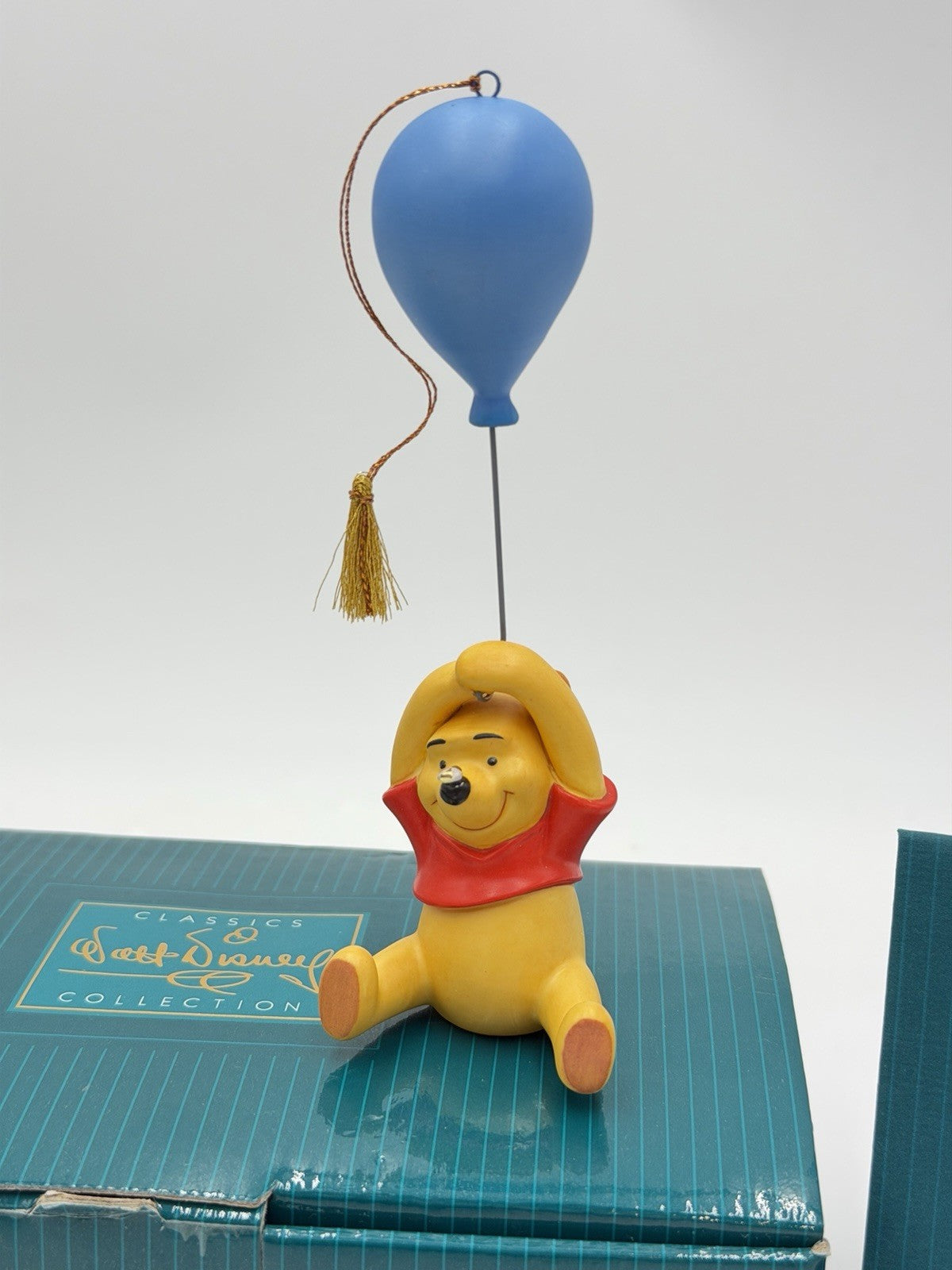 Walt Disney Classics Collection Up to The Honey Tree Winnie Pooh Ornament NIB