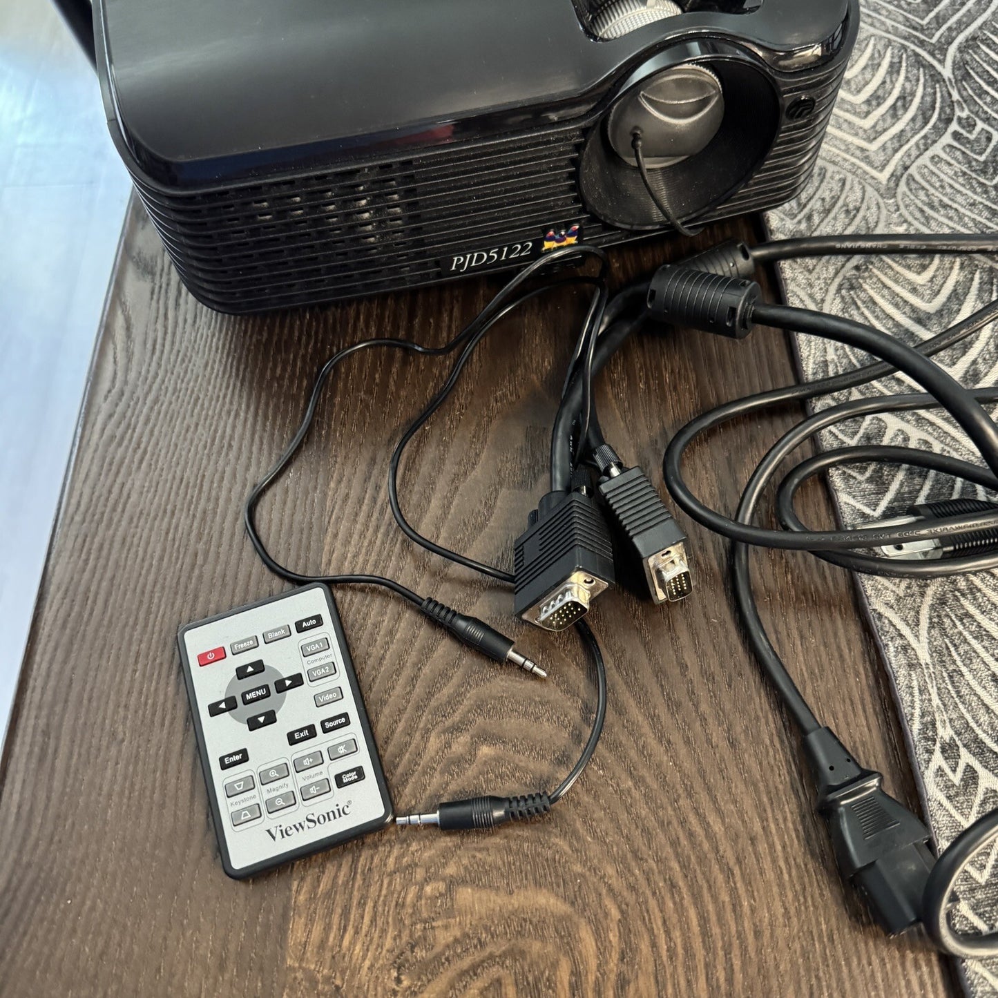 Viewsonic Black PJD5122 Projector With Remote Travel Bag Audio VGA Cables