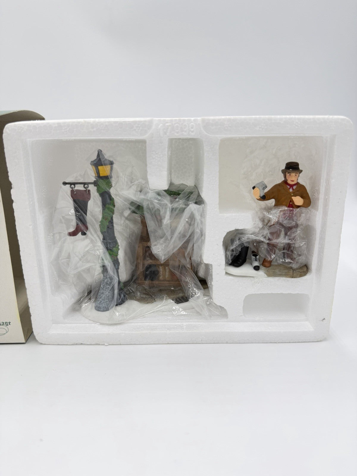 Department56 Cobbler's Corner Stand Dickens Village Christmas  W/Box 2 Figurines