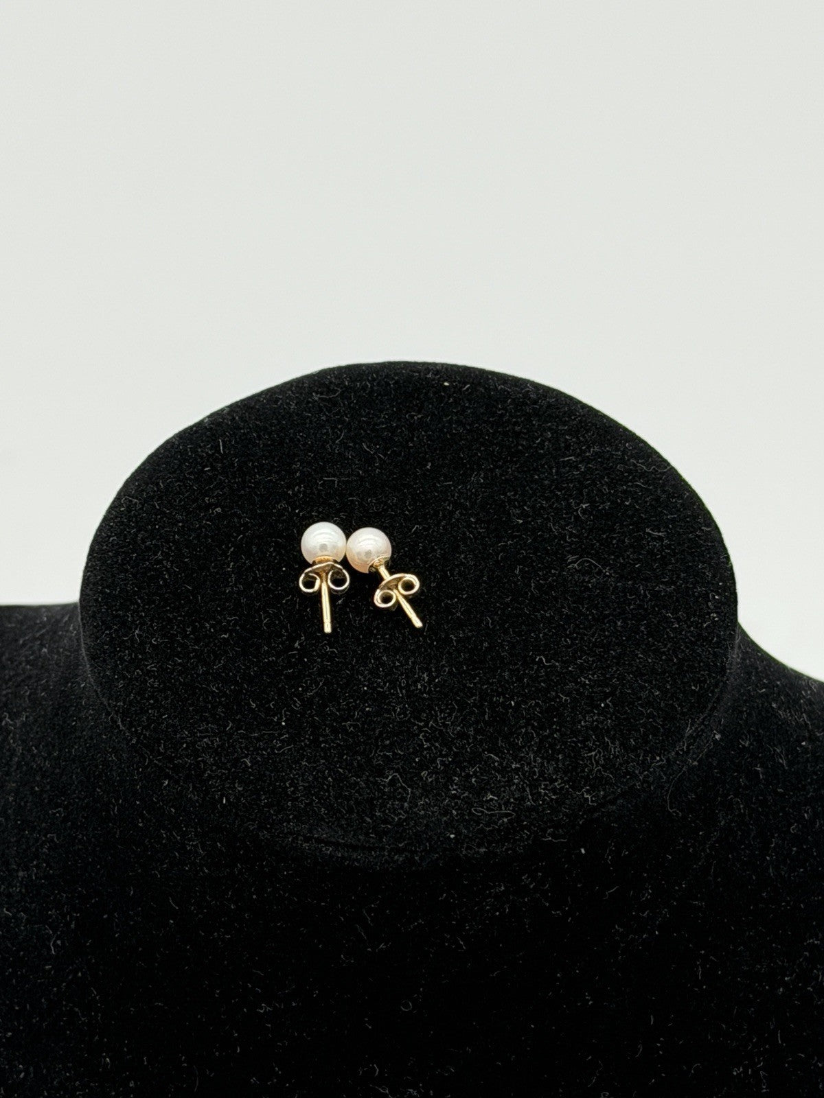 18k Yellow Gold Akoya White Pearl Round Stud Earrings 0.9g Vintage Pair