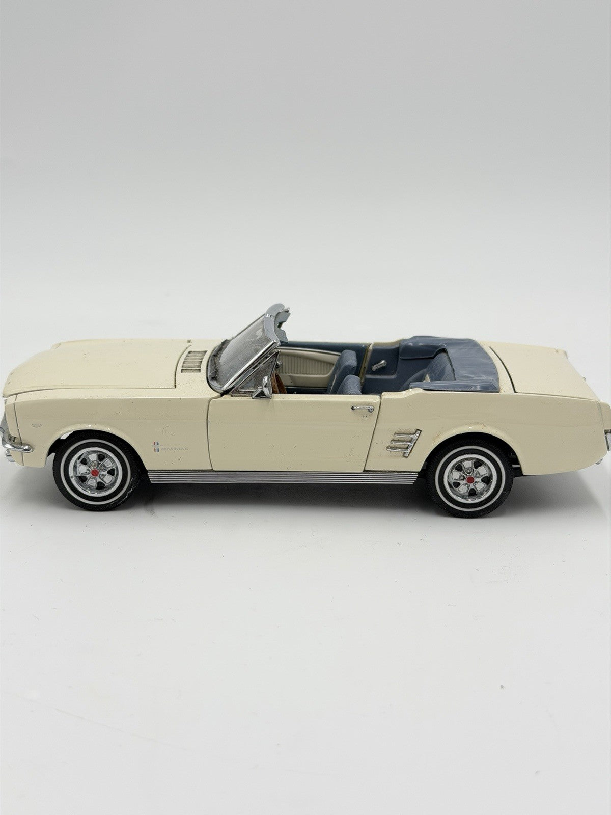 DANBURY MINT 1966 Ford Mustang Convertible 1/24 Diecast Metal Car  Beige