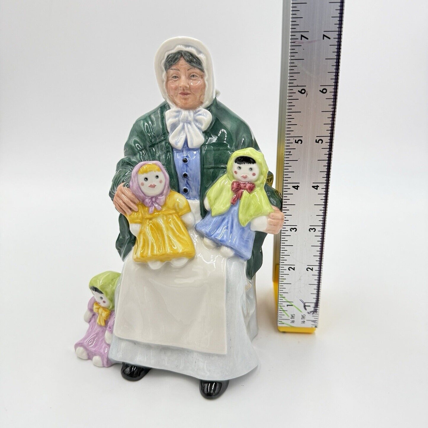 Royal Doulton Street Vendor The Rag Doll Seller HN2944 Figurine Tabbenor (1982)