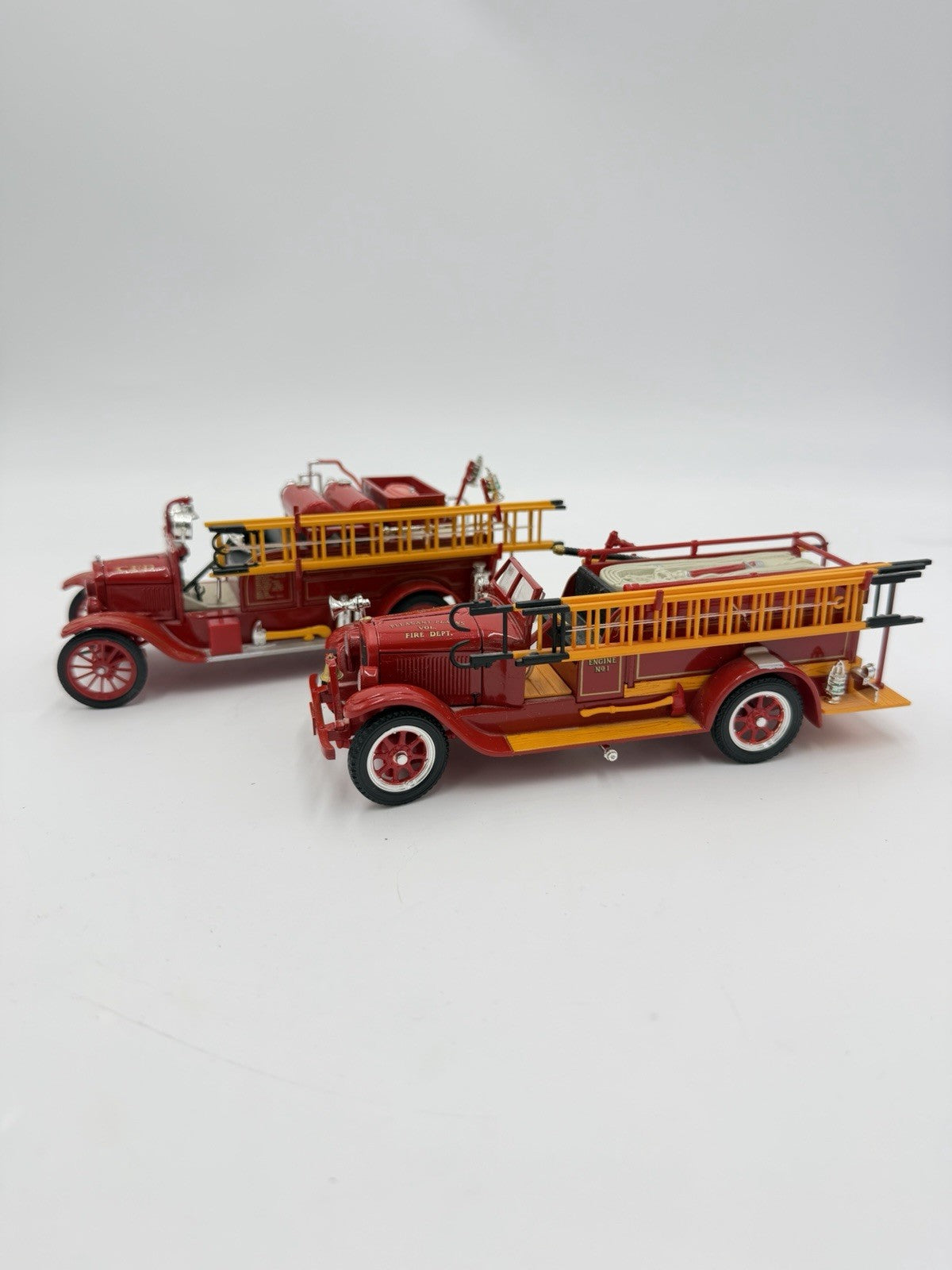 Signature Models 1928 DieCast REO Fire Engine Red 1/32 &Chicago Fire dept 2 Pcs