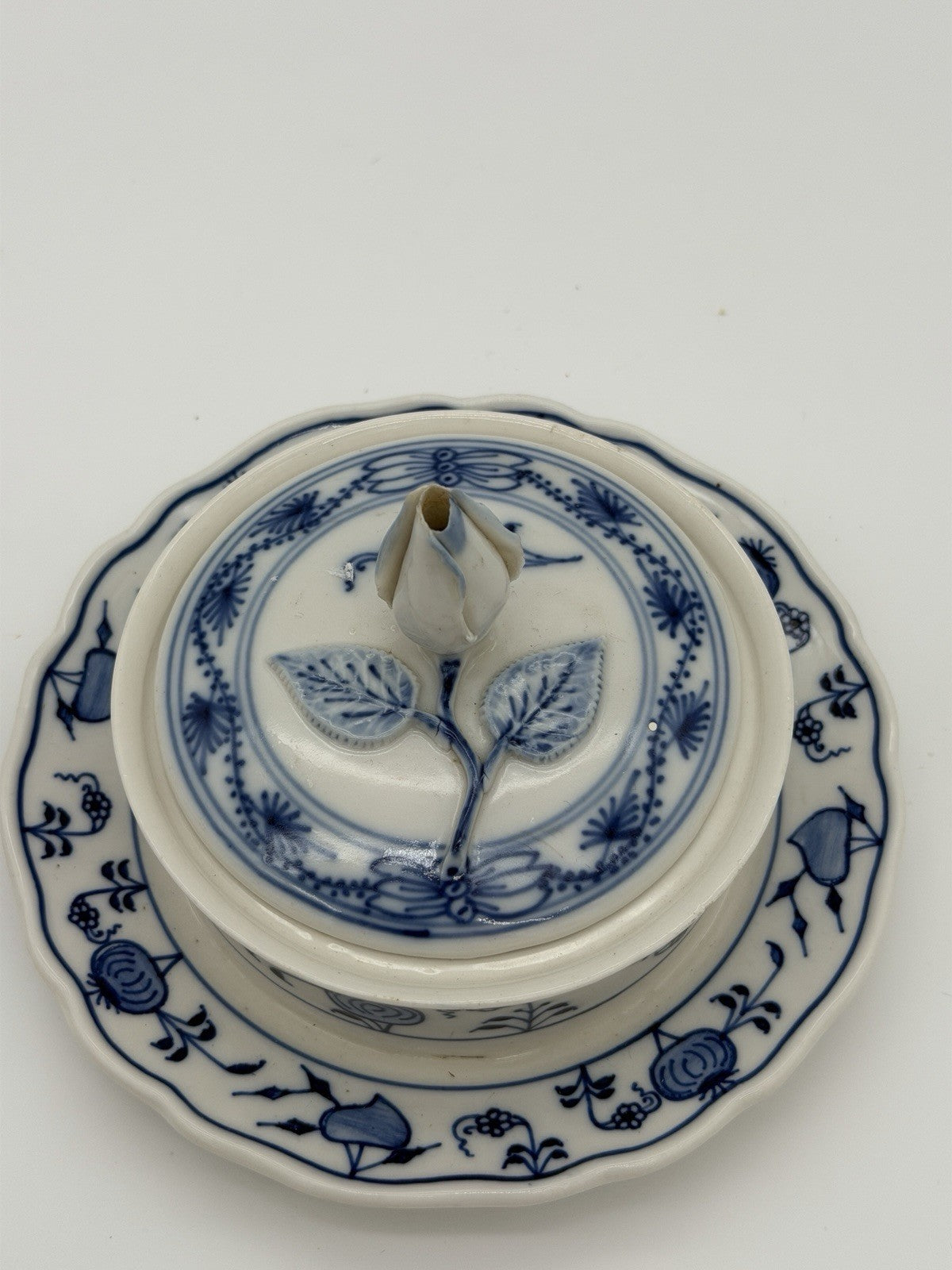 Meissen Porcelain Blue Onion Covered Round Butter Dish Rose Top Germany