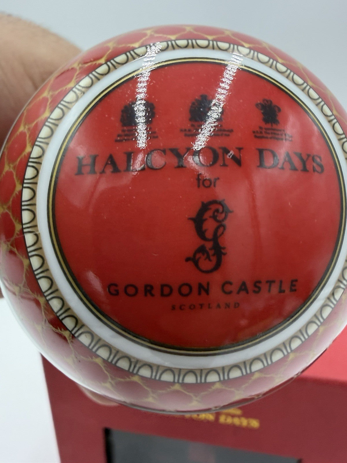 RARE HALCYON DAYS GORDON CASTLE ANTLER TRELLIS Porcelain Ball Red Ornament