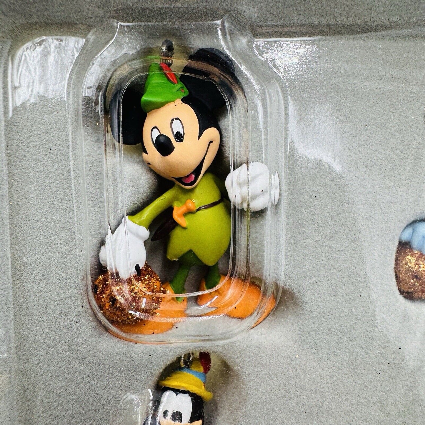 Hallmark Keepsake Artist Tom Best Halloween Ornament Stand Disney Famous Faces