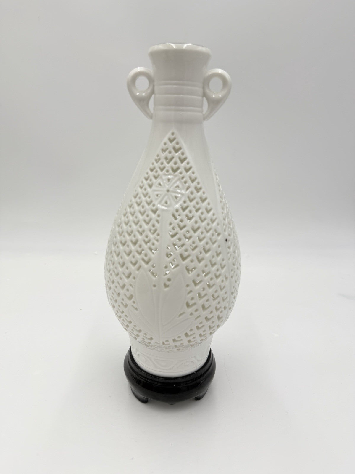 Chinese BLANC DE CHINE Dehua White Porcelain Reticulated Filigree Lattice Vase